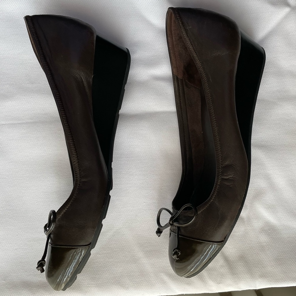 COLE HAAN DARK BROWN HEELS  9.5 M - Picture 3 of 9